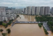 चीन में बाढ़ और भूस्खलन से 34 की मौत:बुलडोजर पर चढ़ाकर लोगों को सुरक्षित निकाला, 80 हजार लोगों का रेस्क्यू किया