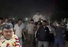 मुरैना में चोर के कंधे पर बैठकर नाचे टीआई:साथ में मनाया जन्मदिन, फिर बोले- उस पर केस दर्ज है, पता नहीं था; सस्पेंड