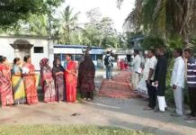 पश्चिम बंगाल के 15 बूथों पर दोबारा वोटिंग जारी:डायमंड हार्बर में ईवीएम में खराबी का दावा, वोटर्स बोले- आधे घंटे से इंतजार कर रहे