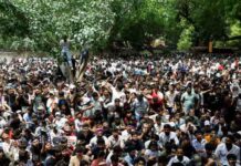 कॉकरोच पार्टी बोली- हम कीड़े-मकोड़े लेकिन लड़ने में सक्षम:दिल्ली में प्रदर्शन; अभिजीत ने कहा- हिंदू-मुसलमान की राजनीति करने से नौकरी नहीं मिलती