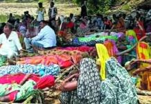छतरपुर-पन्ना बॉर्डर पर आदिवासियों का चिता आंदोलन : केन-बेतवा लिंक प्रोजेक्ट : बरसात में उजाड़े घर, विरोध में पानी में उतरे पीडि़त