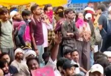 धर्मेंद्र प्रधान के इस्तीफे के बाद जंतर-मंतर पर जश्न:छात्रों ने राष्ट्रगान गाया; अभिजीत दीपके ने कहा- कॉकरोच घुसता है तो निकलता नहीं