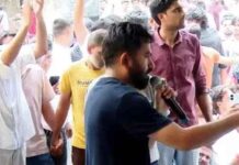 कॉकरोच पार्टी फाउंडर दीपके पर महिला ने स्याही फेंकी:भूख हड़ताल पर बैठे हैं; वांगचुक को अनशन के 21वें दिन सुबह पुलिस ने अस्पताल भेजा