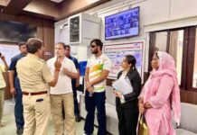 राहुल गांधी संसद मार्ग थाने के बाहर धरने पर बैठे:प्रियंका भी पहुंचीं; CJP प्रोटेस्ट में घायल प्रदर्शनकारी को लेकर पहुंचे, FIR दर्ज करने की मांग